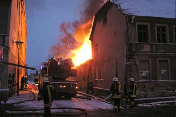 Gefahr f�r das angrenzende Haus