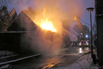 Der Schuppen brannte lichterloh
