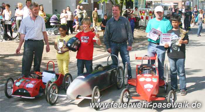 Siegerfoto mit den drei Erstplatzierten und B�rgermeister